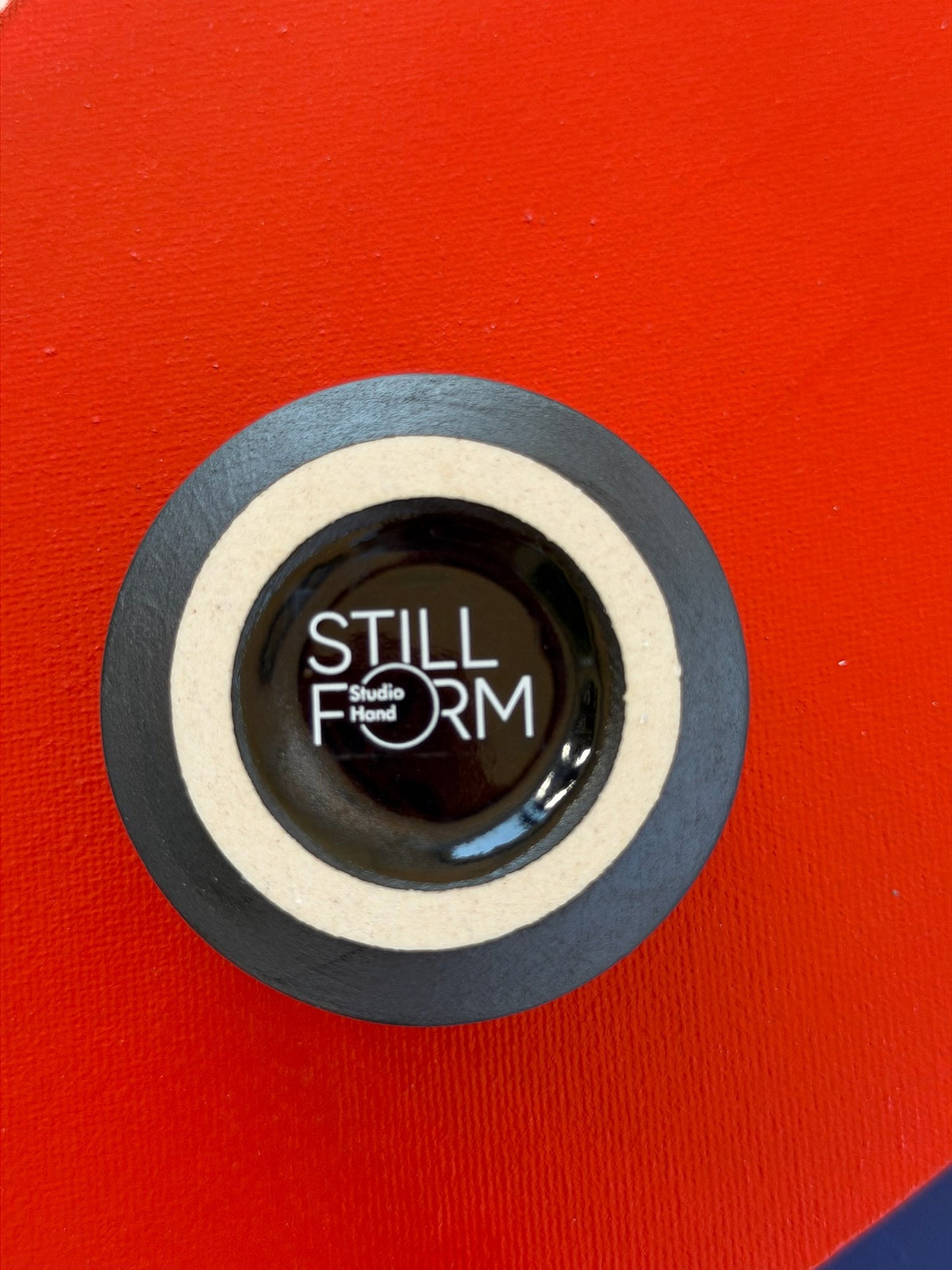 Hrnček STILLFORM – dno s logom